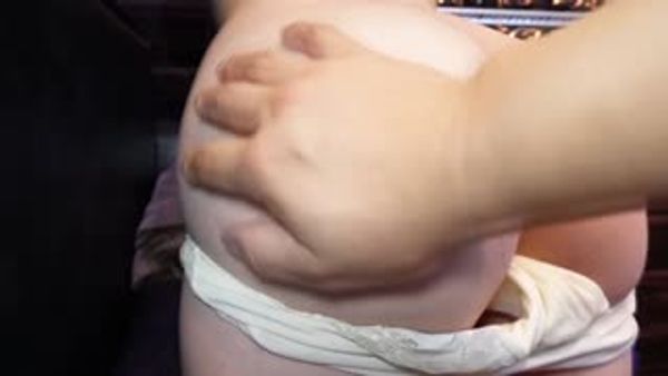 对某有名的汽车用品店工作的看板娘性欲裸露的阴道内射精! !