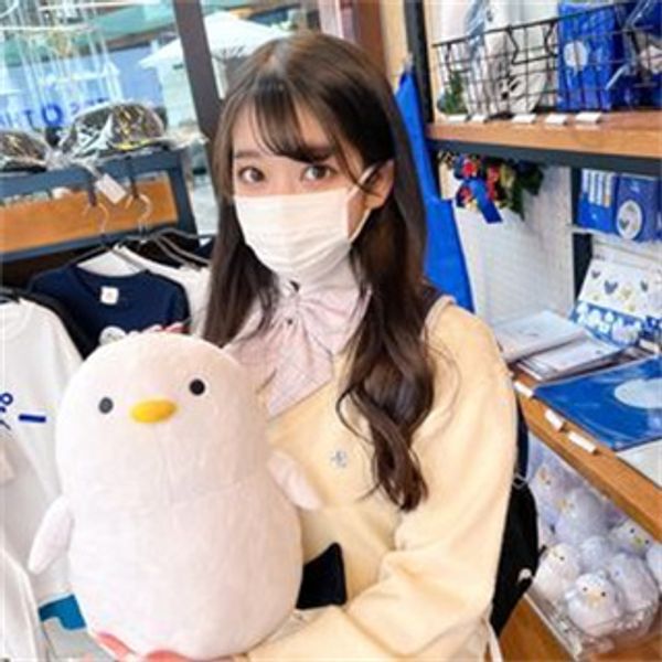 敞开制服露出巨乳的可爱女学生