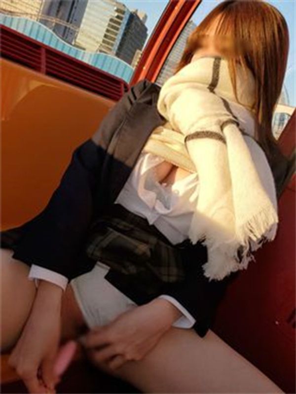 白皙巨乳美少女约炮游乐园摩天轮 干的实在太刺激 了