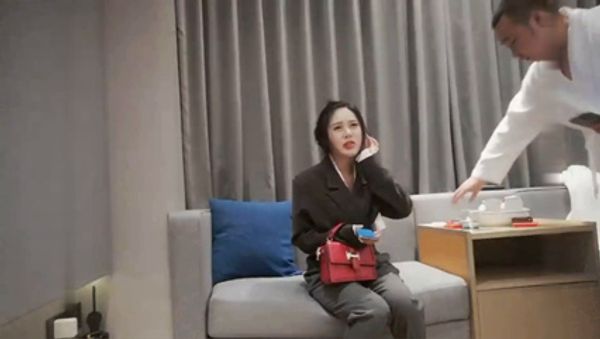 约了个高颜值西装妹子啪啪，洗完澡穿上黑丝口交上位骑坐侧入猛操