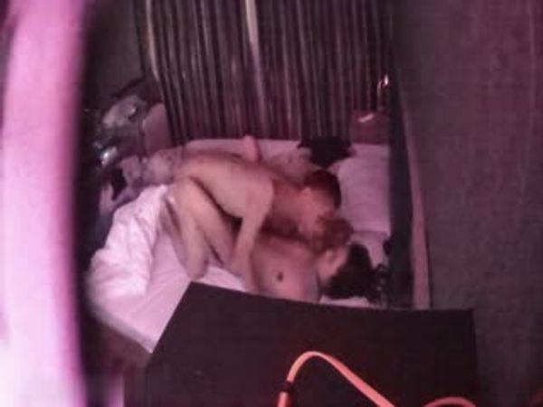 酒店偷拍大学城附近钟点房 光头哥和前女友眼镜妹再续前缘操完逼用脚撸射