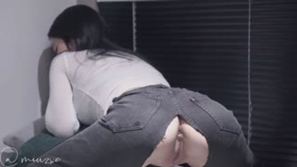 撕破性感女神牛仔裤 菊花小穴齐开 让女神体验极致快乐，极品颜值！