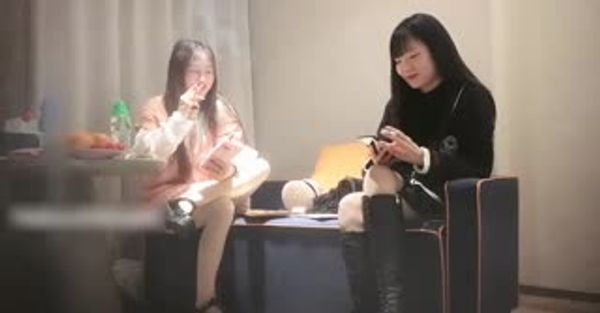 约两01年萝莉萌妹双飞   帮忙抬腿看着姐妹被操轮流爆插