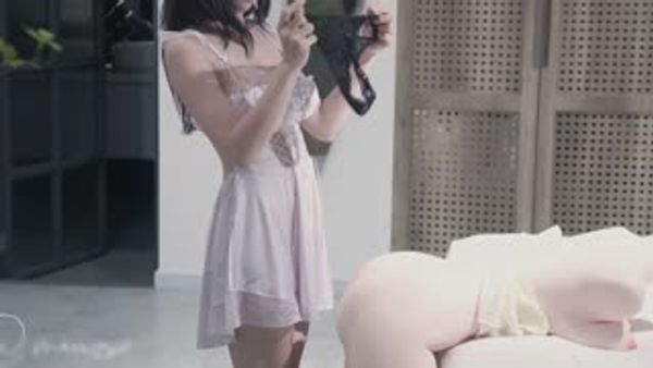 大奶美女想成为小哥哥的性玩偶 偷偷躲进被子撅着屁屁等着挨操 射精后再帮口交清理棒棒