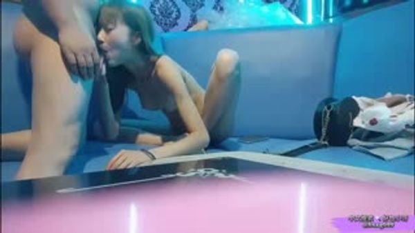 商务KTV配唱公主小妹为赚金主小费把阴毛刮干净了被金主爆插