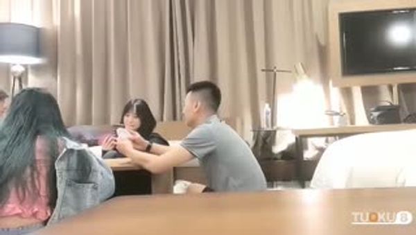 一男两女玩牌被草谁输了，要被操，好好玩又刺激