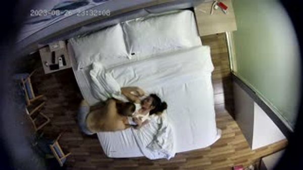 带超骚情人酒店开房，表情一脸淫骚，69互舔骑乘位