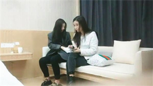 最爱情趣制服诱惑黑丝，高端颜值外围女双飞激情，各种抽插爆草完事再约颜值御姐