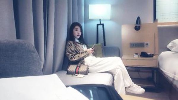 实力猛男大战苗条外围小姐姐，各种高难度姿势独一份，疯狂冲击妹子高潮不断呻吟不停