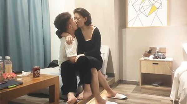 找寻母爱 暴插白臀，这姿势真养眼，浪叫不止荡妇满足