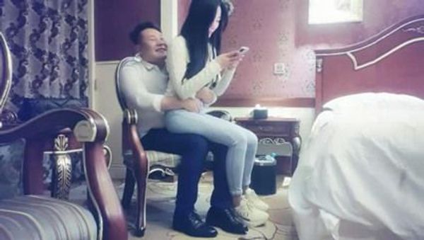 学过跳舞啥姿势都可以，牛仔裤1米68大长腿外围美女，我长得欠操嘛特写深喉