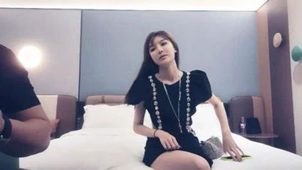 高素质外围妹，苗条身材大长腿一天三炮，深喉口交骑乘后入猛操，干的受不了