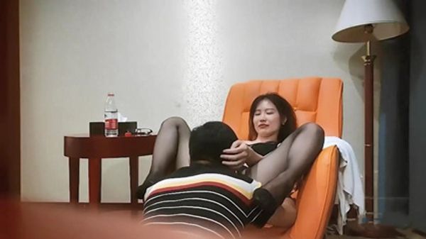 公司黑丝前台小少妇，酒店私会