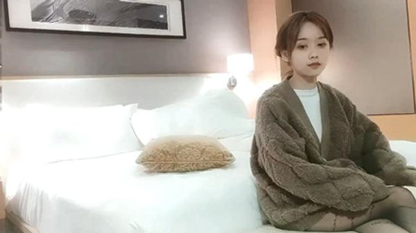超甜学生兼职妹文静美女，美腿黑丝细腰