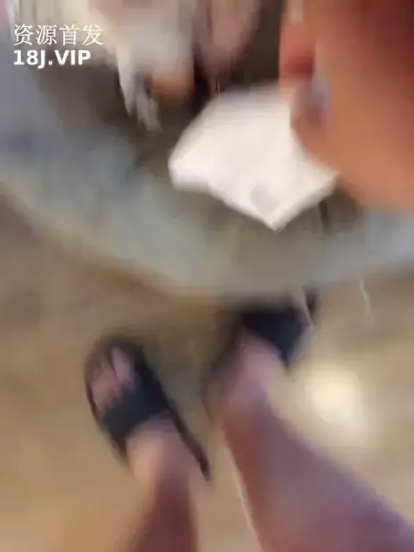 酒店约炮白嫩的美女实习生操翻她的小嫩鲍完美露脸