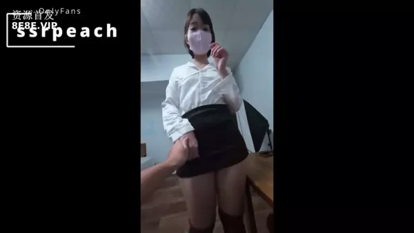 清纯小仙女〖ssrpeach〗高跟黑丝小短裙，优雅小白领被坏哥哥按倒在床上无情蹂躏 小反差婊一个