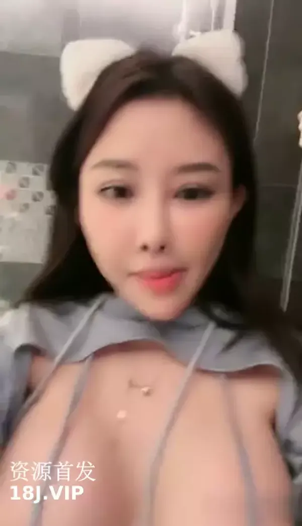 尤物性感台妹！爆乳白虎美穴！露奶装热舞，黑丝高跟鞋骑乘位，浴室跪地扣穴，地上假屌自慰