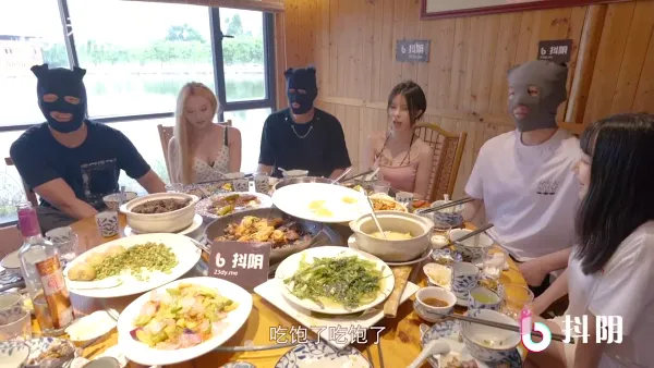 抖阴天美DYTM007抖阴旅行社第七期成都农村乐-伊婉琳夏宝