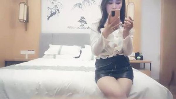 黑色皮短裙外围妹子，逼毛修发型镜头前口交舔弄，双腿肩上扛猛操太厉害了妹子被操受不了