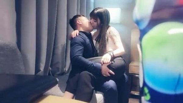花臂纹身大奶妹，坐在身上摸屁股舌吻，镜头前口交喜欢69深喉，抬腿插入大屁股骑坐