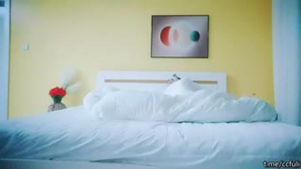 挑了好几个妹子，牛仔短裤大白腿，口活很棒怼着猛操