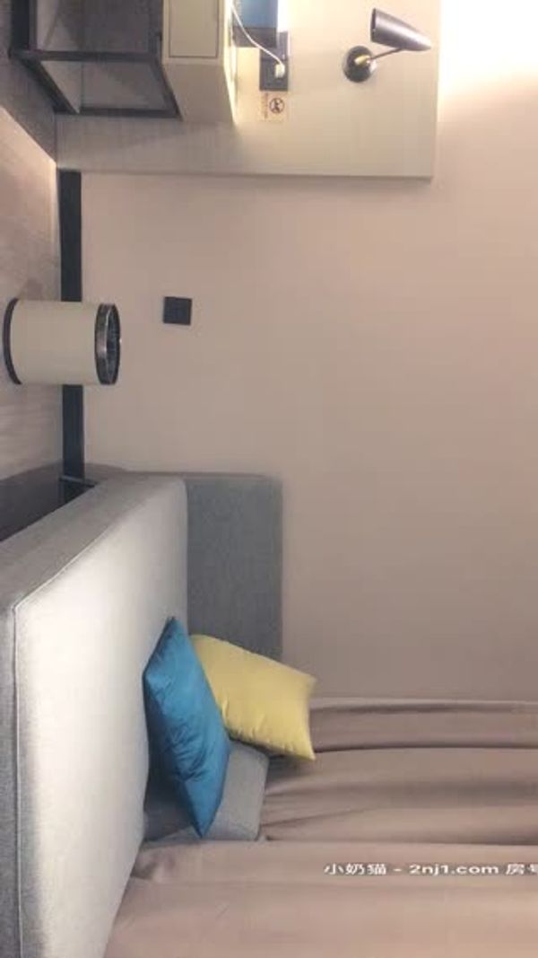 鸭哥上场迎战高端外围女神，清纯高冷脱光阴毛浓郁性欲强，沙发抠穴猛男大展神威