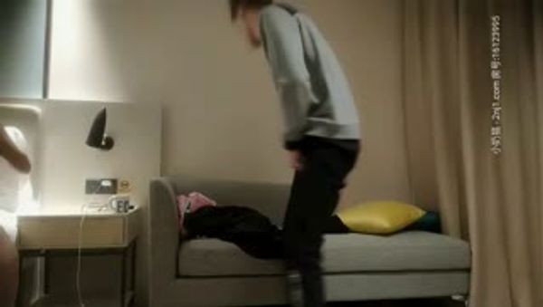 【太子探花】鸭哥代班约了个黑裙少妇，穿上情趣装沙发上骑坐后入猛