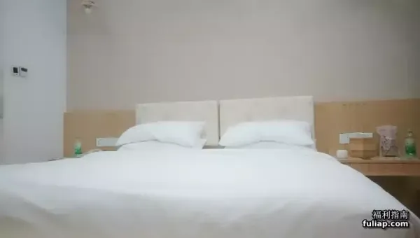 经典又纯又欲眼镜妹返场，迫不及待脱掉衣服插嘴，翘起屁股揉穴调情，侧入打桩抽插猛操