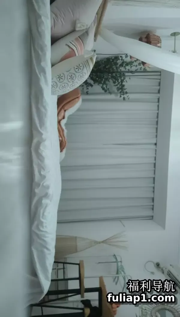 《换妻探花》周末约一对夫妻交换4P 一人一个从床上操到椅子