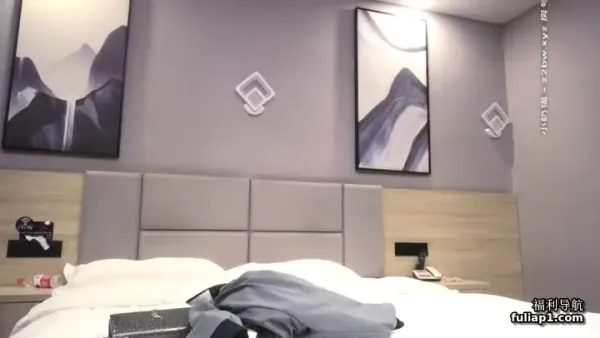 高颜值女神鼻子嘴巴都整过 把她操得表情扭曲 怀疑是不是吃药了