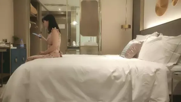 【小马寻花】一袭长裙，佳人夜晚来相伴，极品翘臀，肤白貌美，温柔小姐姐粉嫩诱人