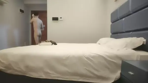 小马寻花包臀裙肉嘟嘟，穿上开档黑丝情趣，扶着大屁股用力撞击，镜头站立抽抽插晃动奶子