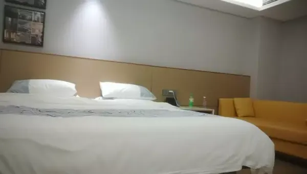 利哥探花齐逼牛仔短裤黑丝骚女，舔屌足交一脸享受，脱下黑丝干掰穴扣扣弄，操到高潮出水又好厉害