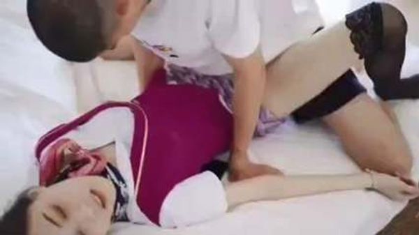 跟踪刚下机的国航空姐，趁不备迷晕后，两男子轮番上阵