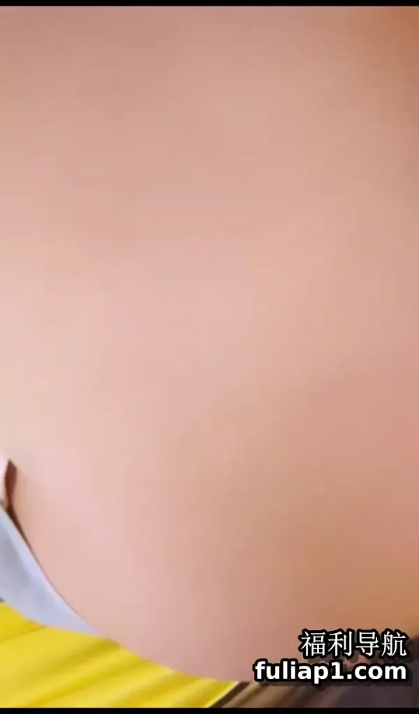 屌炸了30多岁的极品骚妇主播（跟着感觉走）花了一百块找来两个零零后学弟户外口交啪啪