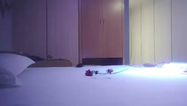 专攻良家少女深夜探楼凤，漂亮小少妇，大胸肤肤白，任劳任怨，硬不起来又撸又吹，妩媚温柔不虚此行