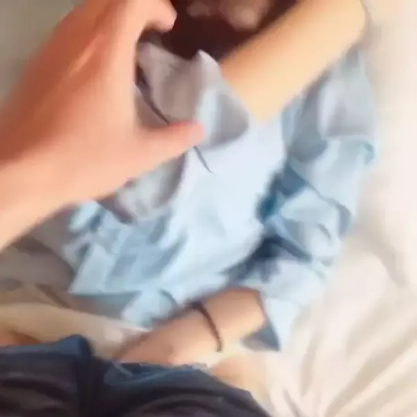 调教还在校园读书的精品小模特，‘能不能往下点，我脖子不舒服’，牛仔鲜鲍，眼镜文艺女！