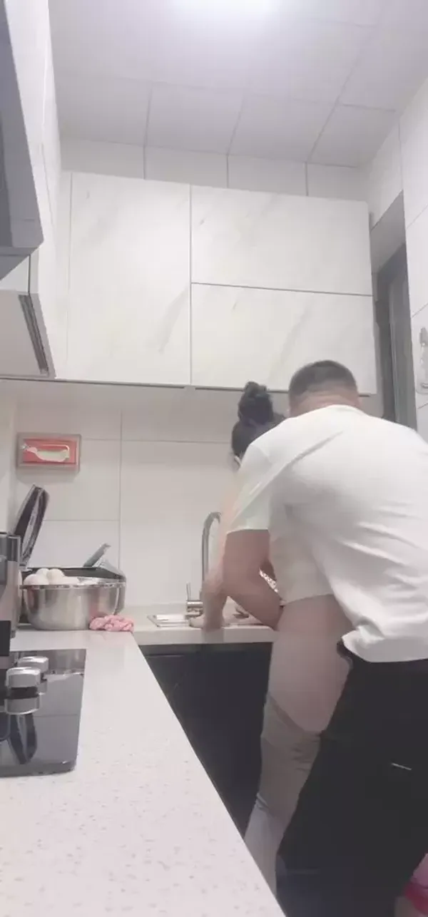 给大哥送东西趁大哥不在家硬上了嫂子太刺激了