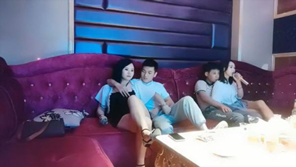 歌厅探花专攻KTV小姐姐，深夜场叫了两个妹子一人一个4P，沙发上翘起屁股后入撞击，抬起双腿猛操晃动大奶子