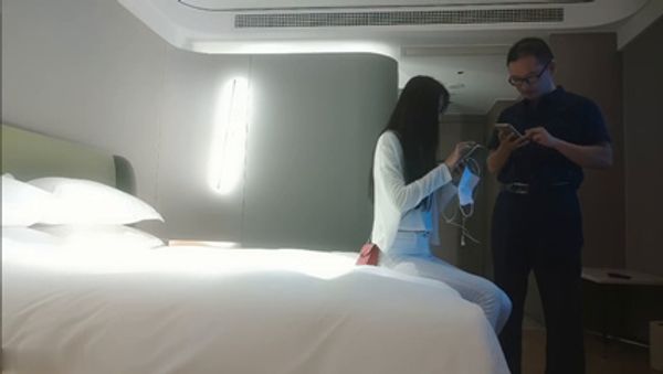 178长腿车模，疫情缺钱下海兼职，温柔妩媚真女神，后入啪啪乳浪翻滚