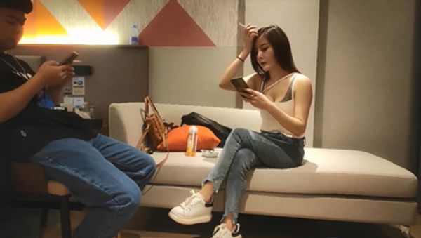 精品小少妇，黑丝白臀，玲珑有致小骚货，直播间人气爆棚，千娇百媚共度春宵