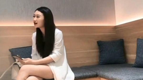 探花精选漂亮大奶美女,被扛着大腿操的呻吟不停,爽的嘴都弯了