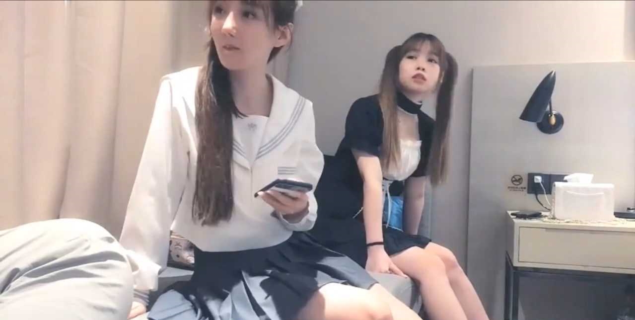 高端探花一次约两个，JK跟女仆通通满足我的欲望 打桩机左右开工
