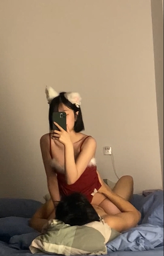 性感骚货女友主动自拍，想给大伙们看看骑乘在鸡巴上的样子多淫荡