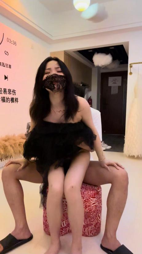 家庭乱伦趁哥哥睡着了，我穿上黑色婚纱帮哥哥口鸡巴，骑乘哥哥的鸡巴他绝对会有反应的