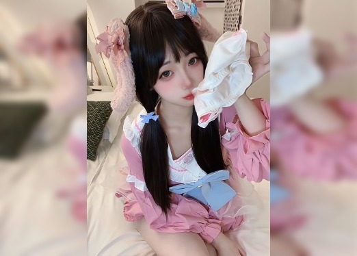 给粉丝最多的福利姬自慰全程淫语第一视角，脱下内裤塞到逼里叫狗狗舔，你能在这种语言下坚持到射吗？