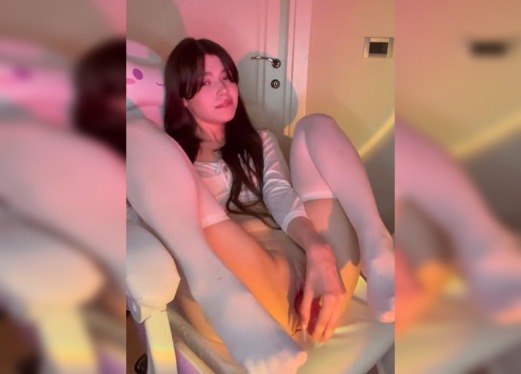 欧美系列邻家甜美系小洋妞，贫乳加上小内裤的模样搞自慰真骚，让人欲火焚身