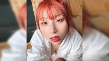 这两颗巨乳完全捏不住啊，这都不敢想乳交得多舒服，看她口交的样子 从未见过这么渴望鸡巴的表情