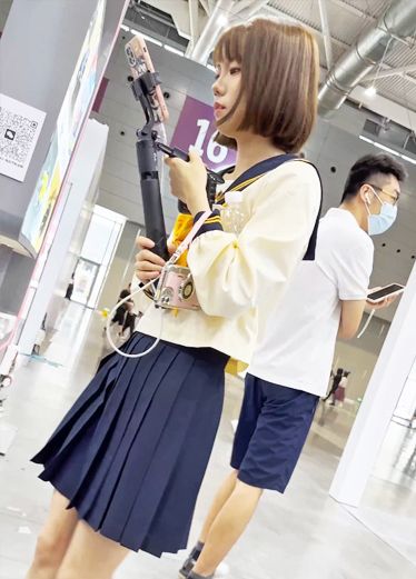 漫展抄底 看到可爱短发学生妹拍东西，那我来偷拍她内裤