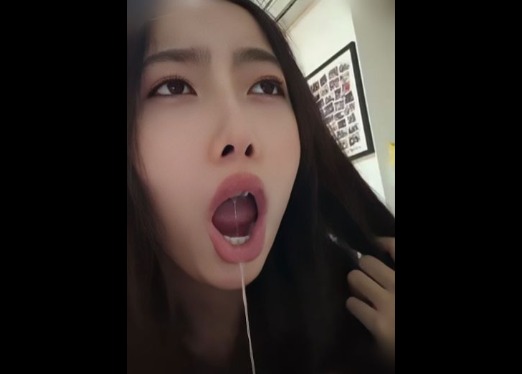 口爆这个骚母狗，被灌一嘴精液全部吐到鸡巴上，只好用鸡巴爆操抽插调教